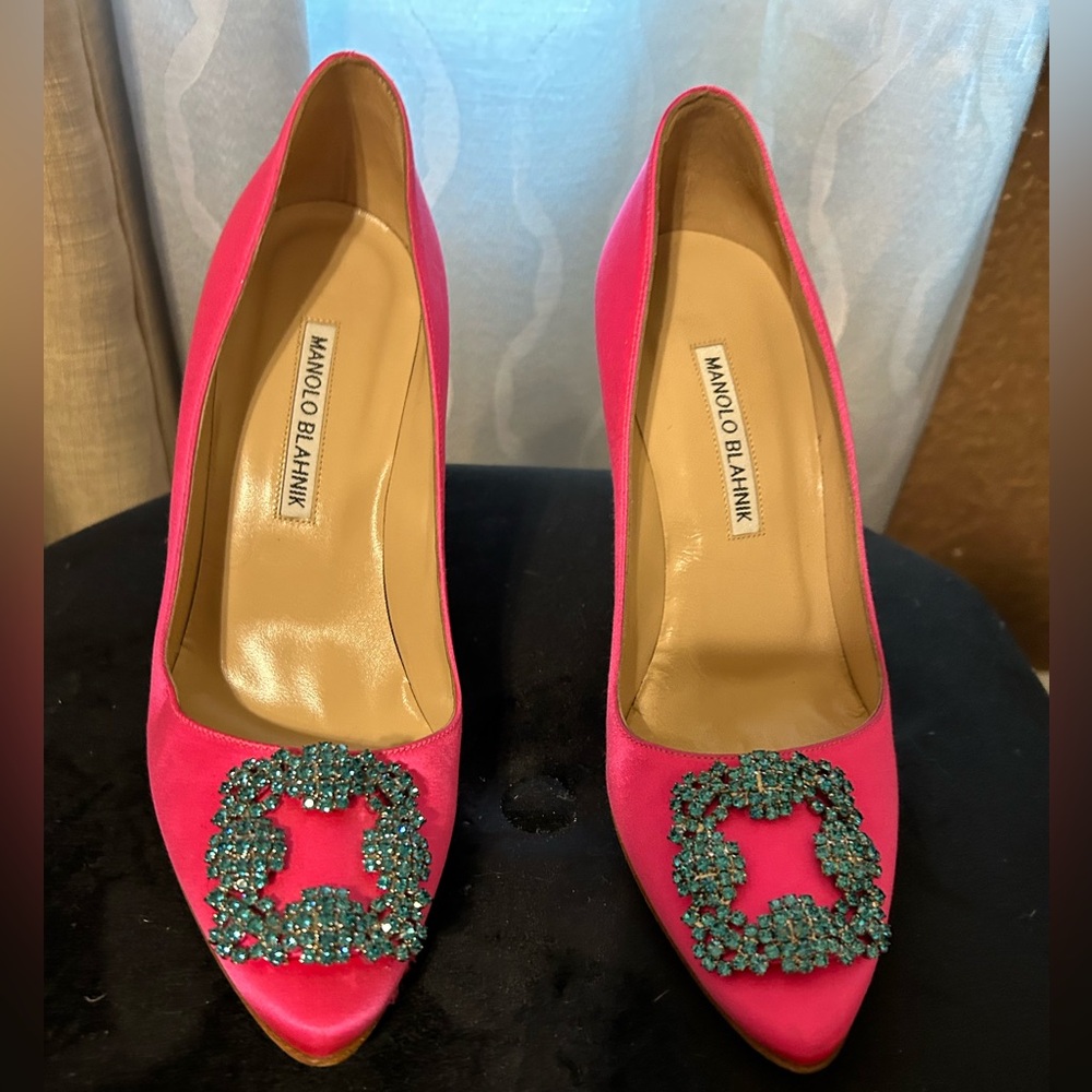 Manolo Blahnik Hangisi 105 satin jeweled buckle Pumps size 37 1/2.